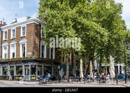 Les gens qui déjeunent dehors à Clerkenwell Green, Londres, Royaume-Uni Banque D'Images