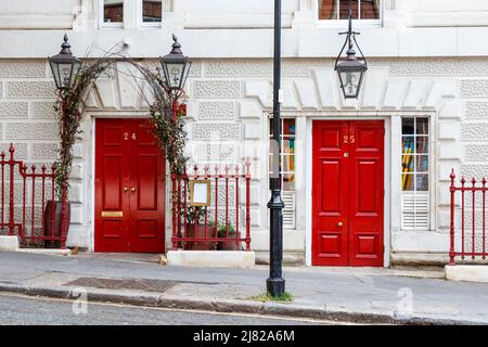 Deux portes avant rouges à Clerkenwell Green, Londres, Royaume-Uni Banque D'Images