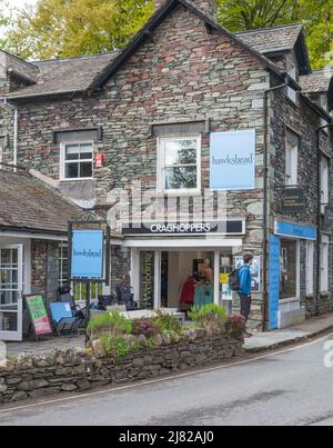 Hawkshead, famille Outfitters en plein air à Grasmere, Lake District, Angleterre, Royaume-Uni Banque D'Images