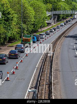 Longue file de véhicules bloqués dans la circulation sur la A41 dans Apex Corner, Edgware Way, Angleterre, Royaume-Uni. Banque D'Images