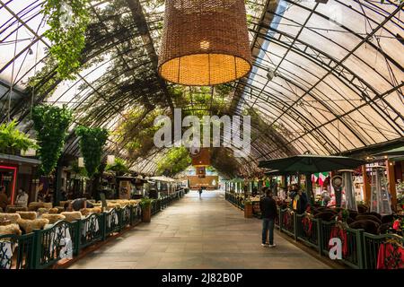 Gramado, Brésil - Circa avril 2022: Une vue sur la rue couverte populaire de Gramado, avec de nombreux restaurants et cafés Banque D'Images