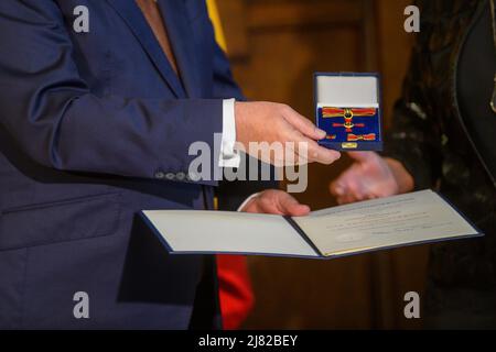 Saxe-Anhalt, Quedlinburg: 12 mai 2022, le Président fédéral Frank-Walter Steinmeier présente l'ordre du mérite de la République fédérale d'Allemagne dans la salle de bal de la mairie. Le voyage du chef de l'État a eu lieu à un moment où les gens se parlent avec inquiétude au sujet de l'approvisionnement énergétique futur du pays, a déclaré le Président. Par conséquent, le dernier jour, il a visité la fonderie de galets de Quedlinburg qui est tributaire d'un approvisionnement permanent et stable en énergie. Par la suite, le Président fédéral a attribué des ordres de mérite à cinq citoyens de Saxe-Anhalt dans la mairie. Photo: Klaus-Dietm Banque D'Images