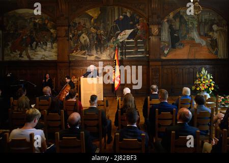 Saxe-Anhalt, Quedlinburg: 12 mai 2022, le Président fédéral Frank-Walter Steinmeier s'adresse aux invités de la cérémonie de remise des prix de l'ordre du mérite de la République fédérale d'Allemagne dans la salle de bal de l'Hôtel de ville. Le voyage du chef de l'État a eu lieu à un moment où les gens se parlent avec inquiétude au sujet de l'approvisionnement énergétique futur du pays, a déclaré le Président. Par conséquent, le dernier jour, il a visité la fonderie de galets de Quedlinburg qui est tributaire d'un approvisionnement permanent et stable en énergie. Par la suite, le Président fédéral a attribué des ordres de mérite à cinq citoyens de Saxe-Anhalt Banque D'Images