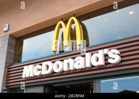 Barcelone, Espagne - 9 mai 2022. Panneau du restaurant McDonald's.. McDonald's est une entreprise américaine de restauration rapide Banque D'Images