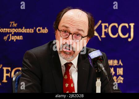 Bill Emmott, président des fiduciaires de l'IISS et président de la Japan Society of the UK, prend la parole lors d'une conférence de presse au Foreign Corintins' Club of Japan, le 12 mai 2022, à Tokyo, au Japon. Les invités ont parlé des conséquences possibles de la guerre de la Russie contre l'Ukraine pour le Japon, qui a rejoint pour la première fois les sanctions sévères de l'Occident contre la Russie. Credit: Rodrigo Reyes Marin/AFLO/Alay Live News Banque D'Images