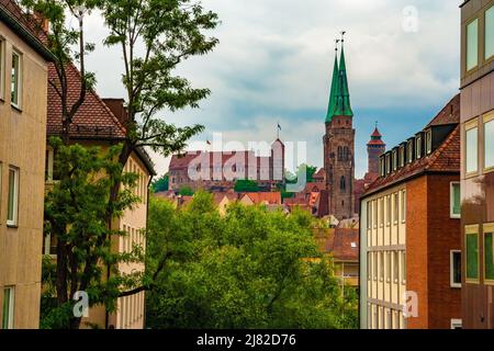 Le château impérial (Kaiserburg) avec la tour des Heathens (Heidenturm) et la tour Sinwell (Sinwellturm) sur la crête de Nuremberg. En face sont les deux... Banque D'Images