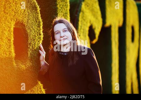 Femme élégante posant à l'extérieur sous le soleil. Femme d'affaires au coucher du soleil. Mise au point sélective. Banque D'Images