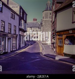 Bridge Street, Lyme Regis en 1971. La rue est pleine de magasins locaux et le Guildhall. Cette image est une photographie de la diapositive originale. Banque D'Images