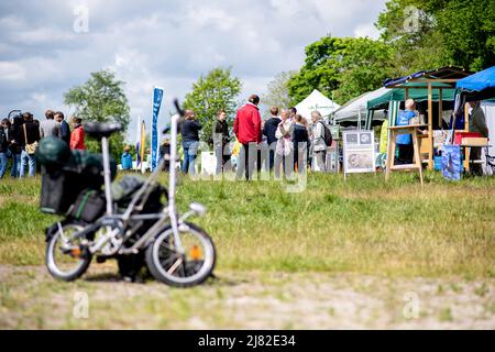 Wilhelmshaven, Allemagne. 12th mai 2022. De nombreux membres d'associations de protection de l'environnement et de la nature et des journalistes se tiennent devant plusieurs kiosques d'information devant l'hôtel de conférence avant le début de la Conférence des ministres de l'environnement au camp pour le climat. La Conférence des ministres de l'environnement est présidée cette année par l'État allemand de Basse-Saxe. Credit: Hauke-Christian Dittrich/dpa/Alay Live News Banque D'Images