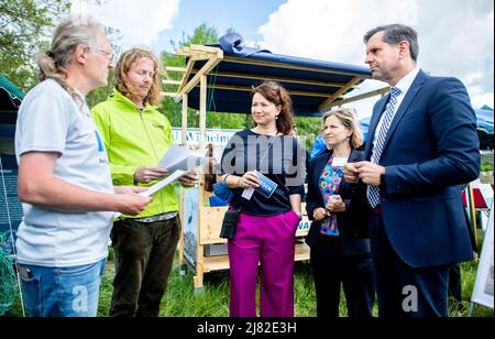 12 mai 2022, Basse-Saxe, Wilhelmshaven: Fritz Santjer (l-r), membre des scientifiques de l'alliance future, et Rainer Büscher, membre de BUND Wilhelmshaven, remettre un document avec des demandes à Anja Siegesmund (Bündnis 90/Grünen), ministre de l'Environnement de Thuringe, Katrin/Die Grünen (90), ministre de l'Environnement de Rhénanie-Palatinat Et l'OLAF est (SPD), ministre de l'environnement en Basse-Saxe, avant le début de la Conférence des ministres de l'environnement. La Conférence des ministres de l'environnement est présidée cette année par l'État de Basse-Saxe. Photo: Hauke-Christian Dittrich/dpa Banque D'Images