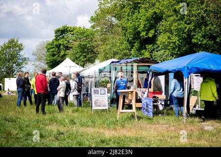 Wilhelmshaven, Allemagne. 12th mai 2022. De nombreux membres d'associations de protection de l'environnement et de la nature et des journalistes se tiennent devant plusieurs kiosques d'information devant l'hôtel de conférence avant le début de la Conférence des ministres de l'environnement au camp pour le climat. La Conférence des ministres de l'environnement est présidée cette année par l'État allemand de Basse-Saxe. Credit: Hauke-Christian Dittrich/dpa/Alay Live News Banque D'Images