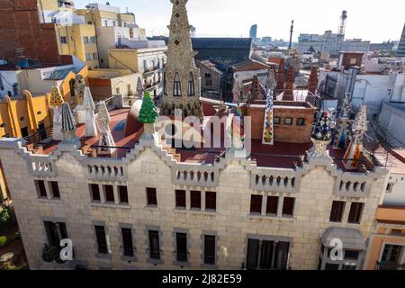 Le toit décoratif du palais historique de la maison Palau Guell conçu par Antoni Gaudi à Barcelone en Espagne Banque D'Images