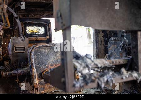 Kiev, Ukraine. 10th mai 2022. L'intérieur d'un véhicule armé endommagé exposé lors d'une exposition en plein air à la mémoire des soldats ukrainiens décédés pendant les conflits armés en 2014-2016. (Photo de Hesther ng/SOPA Images/Sipa USA) crédit: SIPA USA/Alay Live News Banque D'Images