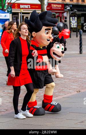 Dundee, Tayside, Écosse, Dundee News, Royaume-Uni. 12th mai 2022. Dennis de Beano et Gnasher sont dans le centre-ville pour promouvoir une fête historique et la plus grande de l'histoire de la bande dessinée. Cet été, Dundee fêtera son statut de lieu de la bande dessinée avec le festival d'été de la rue Bash, qui se tiendra du 14th au 24th juillet 2022. Dundee sera transformé en « Beanotown » avec des personnages et des histoires célèbres qui envahissent les rues de la ville dans le cadre de l'année des histoires 2022 en Écosse, célébrant la richesse des histoires inspirées, écrites et créées en Écosse. Crédit : Dundee Photographics/Alamy Live News Banque D'Images