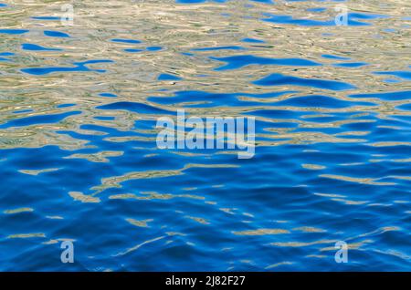 Surface de la mer avec reflets du soleil adaptés comme arrière-plan Banque D'Images