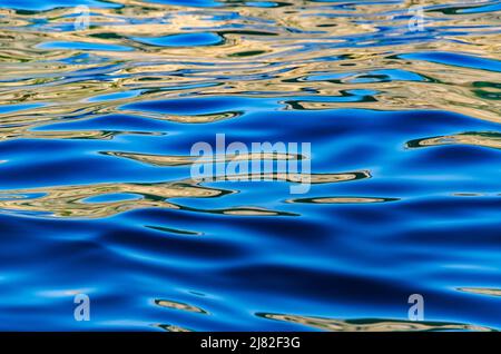 Surface de la mer avec reflets du soleil adaptés comme arrière-plan Banque D'Images