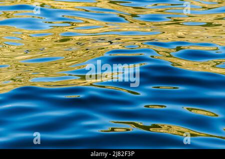 Surface de la mer avec reflets du soleil adaptés comme arrière-plan Banque D'Images