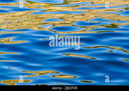 Surface de la mer avec reflets du soleil adaptés comme arrière-plan Banque D'Images