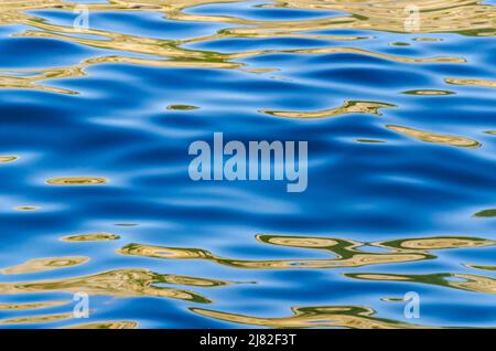 Surface de la mer avec reflets du soleil adaptés comme arrière-plan Banque D'Images