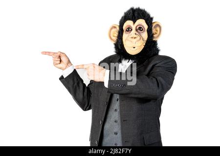 Monkey homme pointant vers la gauche avec ses mains Banque D'Images