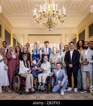 LA HAYE - pays-Bas, 2022-05-12 14:50:23 LA HAYE - le roi Willem-Alexander, la reine Maxima et la princesse Beatrix ont pris leur photo avec les gagnants après la présentation des Appeltjes van Oranje, les prix annuels du Fonds Orange. Normalement, la reine Máxira le fait, mais le roi prend le relais une fois parce que les prix sont remis pour la vingtième fois. REMKO DE WAAL pays-bas hors - belgique hors Banque D'Images