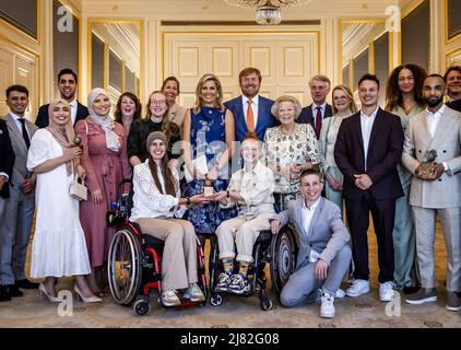 LA HAYE - pays-Bas, 2022-05-12 14:50:07 LA HAYE - le roi Willem-Alexander, la reine Maxima et la princesse Beatrix ont pris leur photo avec les gagnants après la présentation des Appeltjes van Oranje, les prix annuels du Fonds Orange. Normalement, la reine M‡xima le fait, mais le roi prend le relais une fois parce que les prix sont remis pour la vingtième fois. REMKO DE WAAL pays-bas hors - belgique hors Banque D'Images