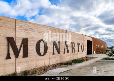 Adélaïde, Australie méridionale - 8 mai 2022 : nouvelle entrée du parc de safari Monarto avec design en métal rouille, vue depuis le parking pendant une journée Banque D'Images