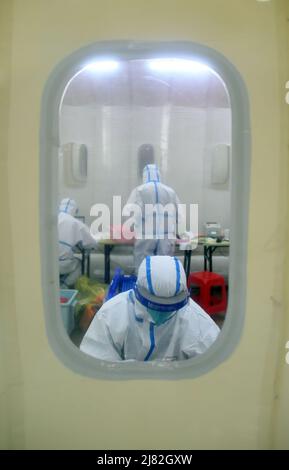 Pékin, Chine. 12th mai 2022. Les membres du personnel travaillent dans un laboratoire d'essais gonflables COVID-19 dans le district de Shunyi, à Beijing, capitale de la Chine, le 12 mai 2022. Un laboratoire d'essais gonflables COVID-19 a été récemment mis en service dans le district de Shunyi. Le laboratoire nouvellement installé, avec une capacité de test quotidienne de 100 000 tubes, couvre la demande de tests de diverses villes de Shunyi, ainsi que des régions dans d'autres districts comme Miyun et Tongzhou. Crédit: REN Chao/Xinhua/Alay Live News Banque D'Images
