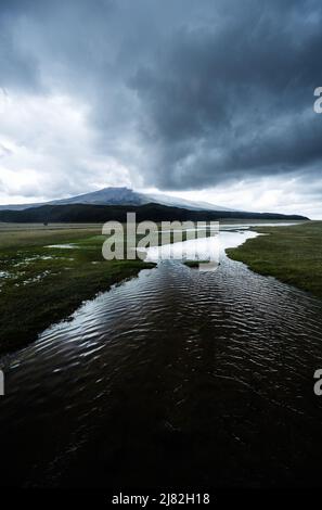 Volcan Cotopaxi lors d'une journée de tempête dans le parc national de Cotopaxi, Parque Nacional Cotopaxi, Equateur, Amérique du Sud Banque D'Images