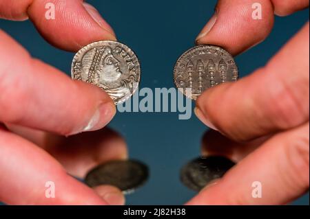 Londres, Royaume-Uni. 12th mai 2022. Noonans, aperçu de la vallée de Pewsey de pièces d'argent de la fin romaine qui ont été découverts lors d'un voyage de camping septembre 2020. Trois détectrices de métal d'Essex et de Wiltshire, avec plus de 90years expériences de détection entre eux, ont traversé le cerné, qui devrait aller dans la région de £40 000. Les pièces seront vendues le mardi 17 mai 2022. Crédit : Guy Bell/Alay Live News Banque D'Images