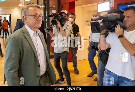 Munich, Allemagne. 12th mai 2022. L'ancien membre CSU du Bundestag Georg Nüßlein (l), se rend à la réunion du Comité du masque au Parlement de l'État de Bavière. Credit: Peter Kneffel/dpa/Alay Live News Banque D'Images