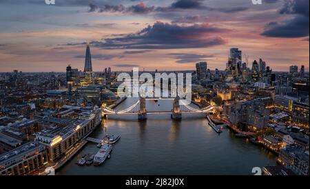 Vue aérienne du Tower Bridge illuminé et de Londres Banque D'Images