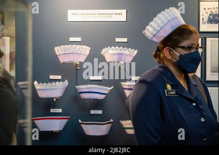 Kuala Lumpur, Malaisie. 12th mai 2022. Un visiteur voit une exposition montrant l'évolution de l'uniforme des infirmières dans l'histoire de la Malaisie au Musée national de Kuala Lumpur, Malaisie, le 12 mai 2022. Le 12 mai marque la Journée internationale des infirmières. C'est une journée spéciale observée chaque année pour marquer l'anniversaire de la naissance de Florence Nightingale et pour célébrer les contributions des infirmières à la société. Credit: Chong Voon Chung/Xinhua/Alay Live News Banque D'Images