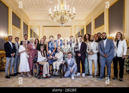 LA HAYE - pays-Bas, 2022-05-12 14:50:07 LA HAYE - le roi Willem-Alexander, la reine Maxima et la princesse Beatrix ont pris leur photo avec les gagnants après la présentation des Appeltjes van Oranje, les prix annuels du Fonds Orange. Normalement, la reine Máxira le fait, mais le roi prend le relais une fois parce que les prix sont remis pour la vingtième fois. REMKO DE WAAL pays-bas hors - belgique hors Banque D'Images