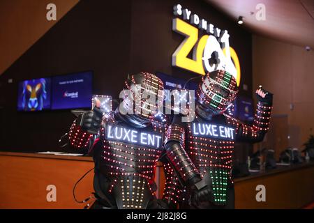 12 mai 2022 : des robots LED en roaming à l'ouverture officielle du festival des lumières luminescentes au zoo de Sydney le 12 mai 2022 à Sydney, Nouvelle-Galles du Sud Australie (Credit image: © Christopher Khoury/Agence de presse australienne via ZUMA Wire) Banque D'Images