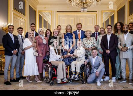 LA HAYE - pays-Bas, 2022-05-12 14:50:07 LA HAYE - le roi Willem-Alexander, la reine Maxima et la princesse Beatrix ont pris leur photo avec les gagnants après la présentation des Appeltjes van Oranje, les prix annuels du Fonds Orange. Normalement, la reine M‡xima le fait, mais le roi prend le relais une fois parce que les prix sont remis pour la vingtième fois. REMKO DE WAAL pays-bas hors - belgique hors Banque D'Images