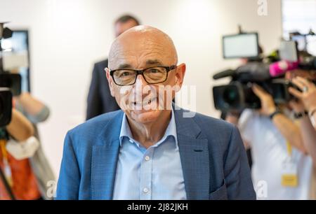 Munich, Allemagne. 12th mai 2022. Alfred Sauter, homme politique et avocat du CSU, entre dans la réunion du Comité du masque au Parlement bavarois. Credit: Peter Kneffel/dpa/Alay Live News Banque D'Images