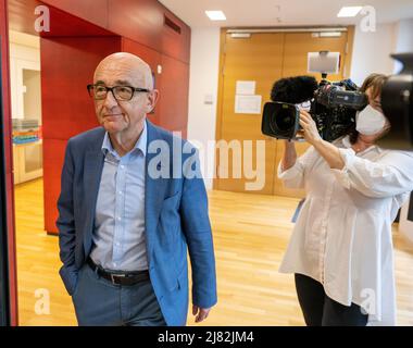 Munich, Allemagne. 12th mai 2022. L'homme politique et avocat du CSU, Alfred Sauter, quitte la réunion du Comité du masque au Parlement bavarois. Credit: Peter Kneffel/dpa/Alay Live News Banque D'Images