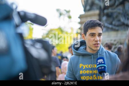 PORTO, PORTUGAL - 17.04.2022: Un jeune militant ukrainien donne une interview à la télévision portugaise Banque D'Images