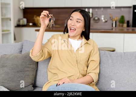 Concept de relocalisation.Une femme excitée se déplaçant dans une nouvelle maison ou un nouvel appartement.Une femme déborée de joie propriétaire se réjouissant devant l'appareil photo et se sentant super Banque D'Images