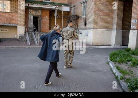 Irpin, Ukraine. 10th mai 2022. Un membre du personnel chargé de la gestion du logement des étudiants de l'Université du Service fiscal de l'État d'Ukraine montre la voie à l'hébergement des étudiants. L'Université du Service fiscal d'État d'Ukraine et son logement étudiant à Irpin ont été lourdement endommagés par la force russe en mars au début de la guerre Russie-Ukraine visant à assiéger la ville et à envahir Kiev. Crédit : SOPA Images Limited/Alamy Live News Banque D'Images