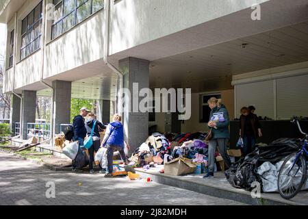 Irpin, Ukraine. 10th mai 2022. Les résidents locaux sont vus au centre des aides de l'Université du Service fiscal d'État de l'Ukraine. L'Université du Service fiscal d'État d'Ukraine et son logement étudiant à Irpin ont été lourdement endommagés par la force russe en mars au début de la guerre Russie-Ukraine visant à assiéger la ville et à envahir Kiev. Crédit : SOPA Images Limited/Alamy Live News Banque D'Images