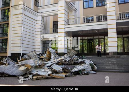 Irpin, Ukraine. 10th mai 2022. Un résident local est vu sortir d'un bâtiment à l'intérieur de l'Université du Service fiscal d'État de l'Ukraine. L'Université du Service fiscal d'État d'Ukraine et son logement étudiant à Irpin ont été lourdement endommagés par la force russe en mars au début de la guerre Russie-Ukraine visant à assiéger la ville et à envahir Kiev. Crédit : SOPA Images Limited/Alamy Live News Banque D'Images