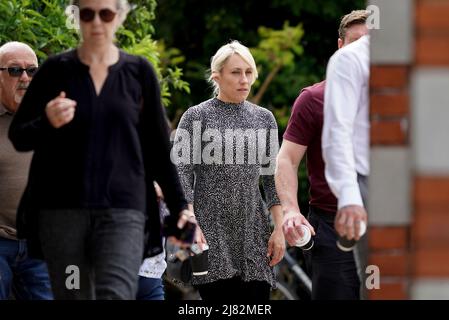 Behan Coles (à droite), fille de la PCSO Julia James, arrive à la Cour de justice de Canterbury, car Callum Wheeler est accusé du meurtre de sa mère. Le PCSO, âgé de 53 ans, a été retrouvé mort à Akholt Wood près de sa maison à Snowdown, dans le Kent, le 27 avril. Date de la photo: Jeudi 12 mai 2022. Banque D'Images