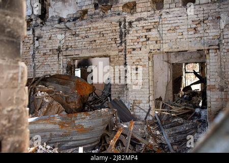 Irpin, Ukraine. 10th mai 2022. Le bâtiment avant de l'Université du Service fiscal d'État de l'Ukraine avec des preuves de bombardements de bombes lourdes pendant l'invasion russe. L'Université du Service fiscal d'État d'Ukraine et son logement étudiant à Irpin ont été lourdement endommagés par la force russe en mars au début de la guerre Russie-Ukraine visant à assiéger la ville et à envahir Kiev. (Photo de Hesther ng/SOPA Images/Sipa USA) crédit: SIPA USA/Alay Live News Banque D'Images