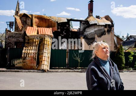 Irpin, Ukraine. 10th mai 2022. Un membre du personnel chargé de la gestion du logement étudiant de l'Université du Service fiscal d'État d'Ukraine décrit l'horreur du mois dernier pendant l'invasion russe. L'Université du Service fiscal d'État d'Ukraine et son logement étudiant à Irpin ont été lourdement endommagés par la force russe en mars au début de la guerre Russie-Ukraine visant à assiéger la ville et à envahir Kiev. (Photo de Hesther ng/SOPA Images/Sipa USA) crédit: SIPA USA/Alay Live News Banque D'Images