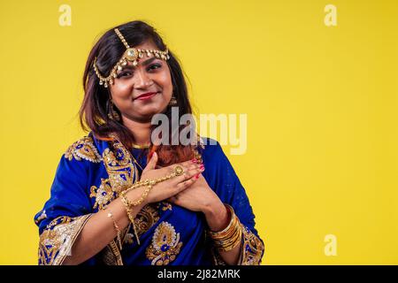 belle tradition indienne femme robe bleu saree prières bougie heureux diwali lumière studio fond blanc Banque D'Images