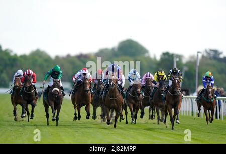 Cruyff tour monté par David Allan (au centre) gagne le Paddy Power Hambleton handicap pendant le deuxième jour du Dante Festival 2022 à l'hippodrome de York. Date de la photo: Jeudi 12 mai 2021. Banque D'Images