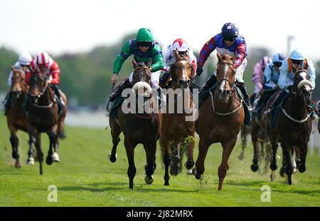 Le tour de Cruyff, monté par David Allan (devant à droite), remporte le handicap de Paddy Power Hambleton au cours du deuxième jour du Dante Festival 2022 à l'hippodrome de York. Date de la photo: Jeudi 12 mai 2021. Banque D'Images