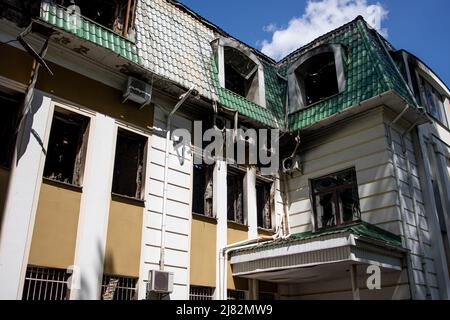 Irpin, Ukraine. 10th mai 2022. Un coin de l'Université du Service fiscal d'État de l'Ukraine avec des preuves de bombardements de bombes lourdes pendant l'invasion russe. L'Université du Service fiscal d'État d'Ukraine et son logement étudiant à Irpin ont été lourdement endommagés par la force russe en mars au début de la guerre Russie-Ukraine visant à assiéger la ville et à envahir Kiev. (Photo de Hesther ng/SOPA Images/Sipa USA) crédit: SIPA USA/Alay Live News Banque D'Images